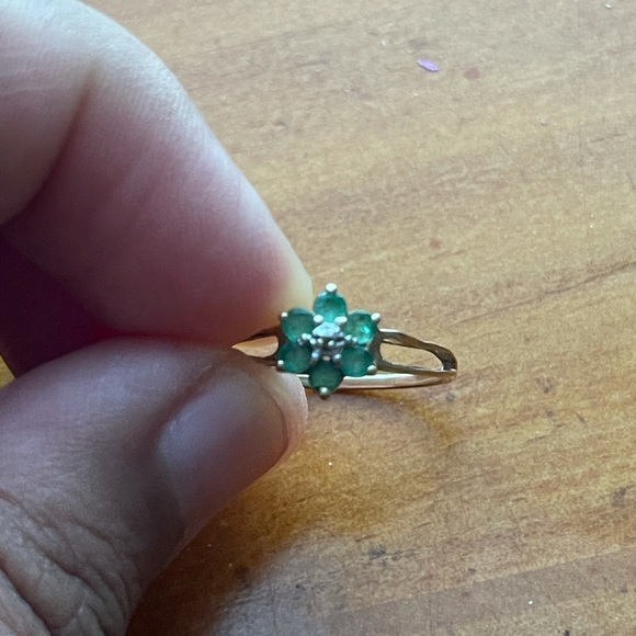 10k Gold Emerald Ring - Picture 5 of 9